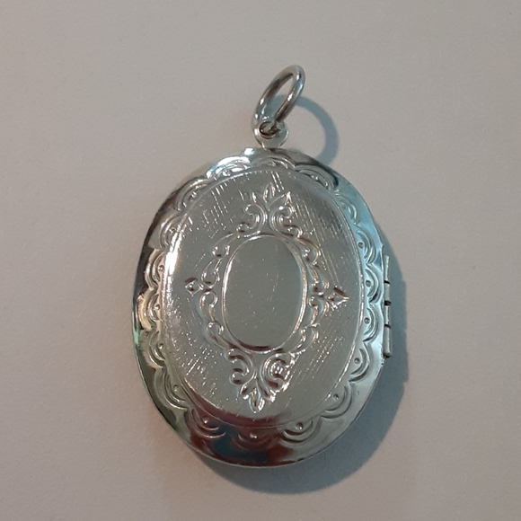 Silvertone locket - Picture 3 of 3